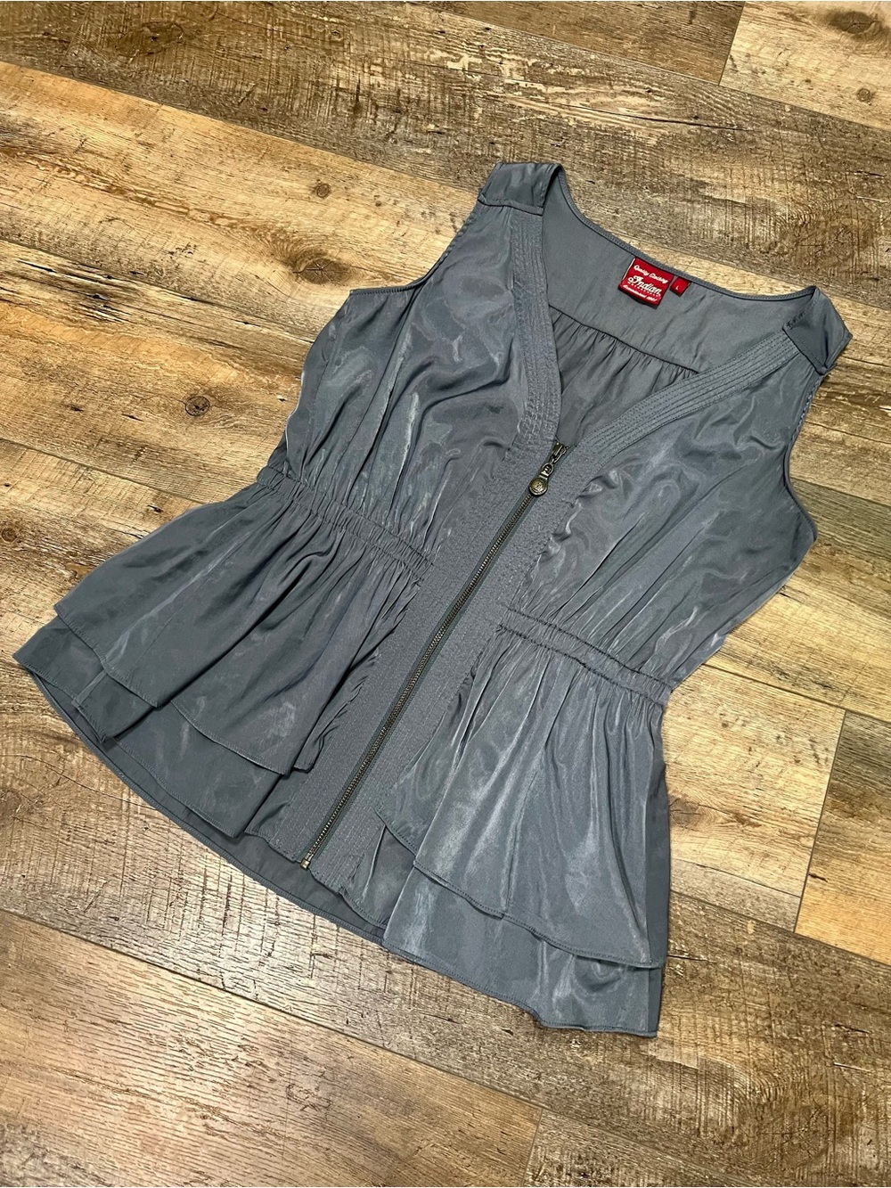 Indian Motorcycle Women’s Sleeveless Zip Front Peplum Top Size L Gray Satin